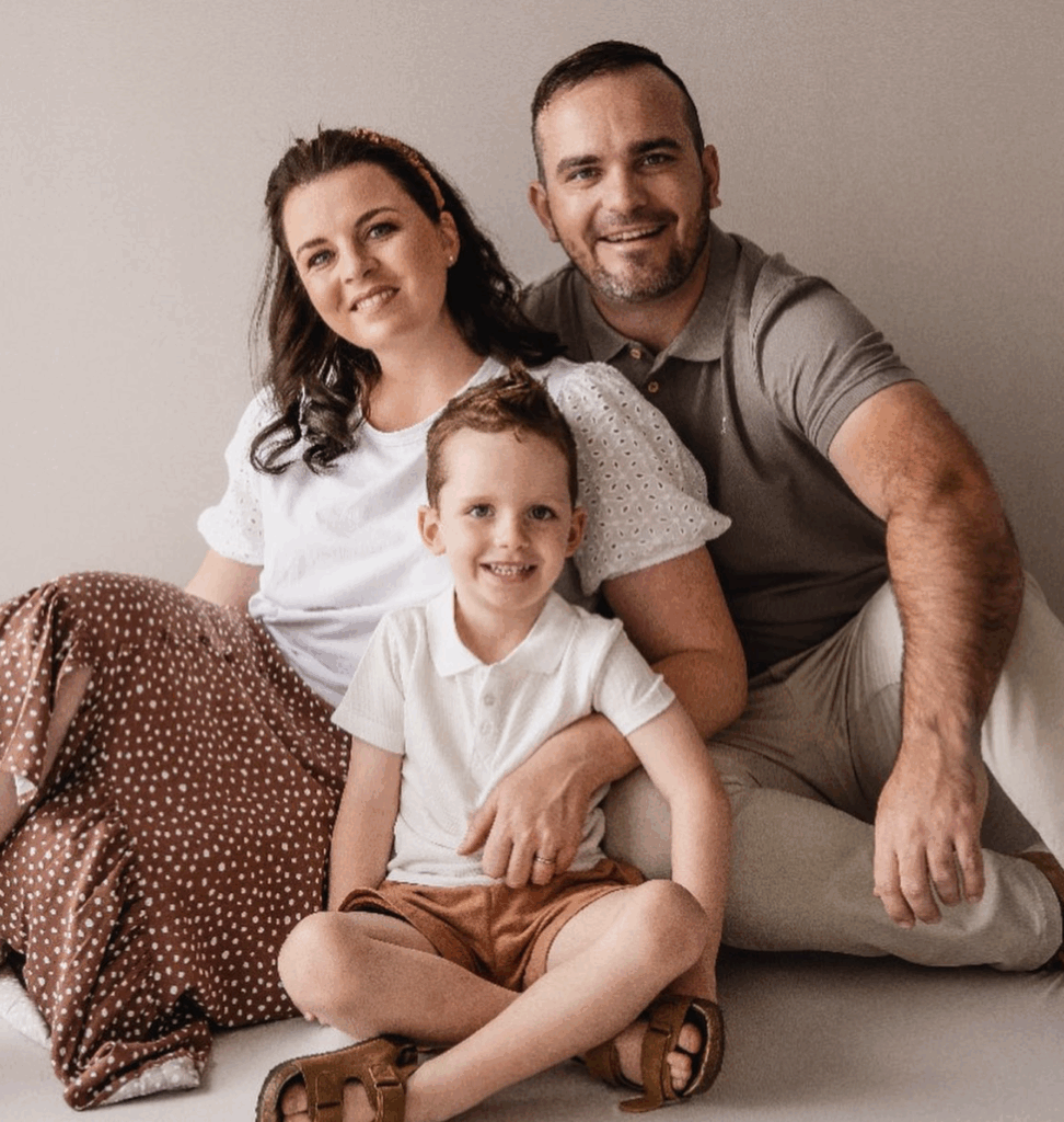 15 Effortlessly Stylish Neutral Family Photo Outfits That Always Look Timeless