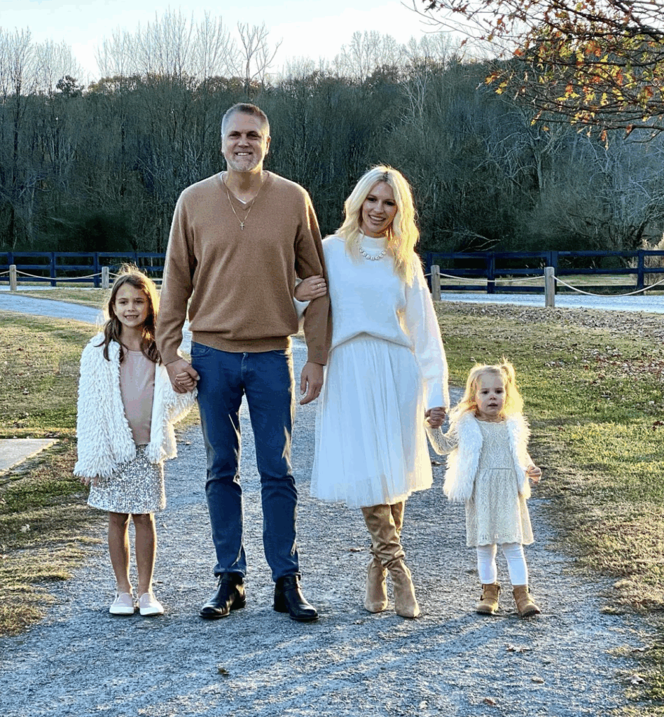15 Effortlessly Stylish Neutral Family Photo Outfits That Always Look Timeless