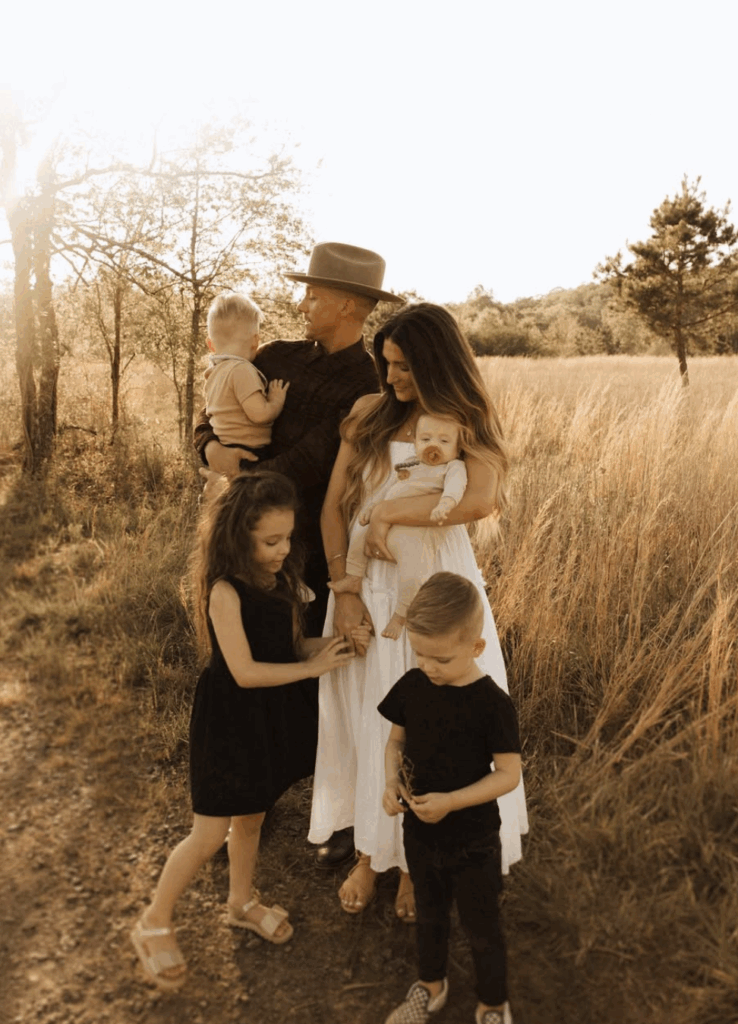 15 Effortlessly Stylish Neutral Family Photo Outfits That Always Look Timeless